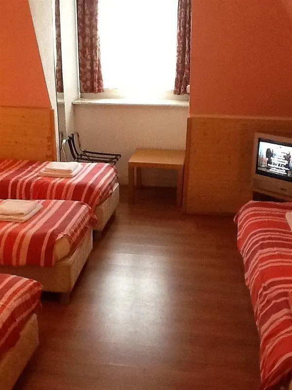 Max Hotel Amsterdam 2*,
